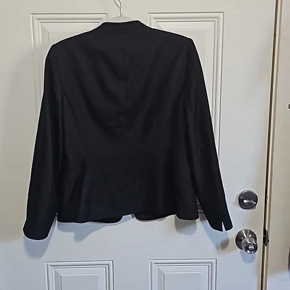 NWOT SUIT COAT CHARCOAL GRAYWITH A SILKY DESIGN INSIDE - Picture 6 of 7